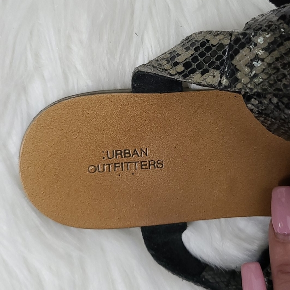 Urban Outfitters Sandals Size 10 Gray Snake Print Flats Comfort Fit Everyday - Picture 3 of 5